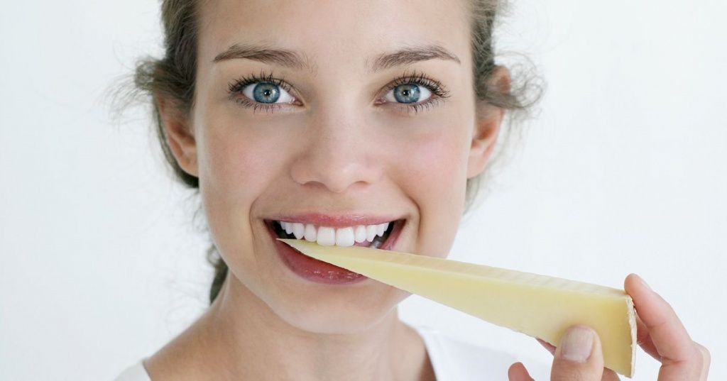 Белоснежную улыбку поможет сохранить настоящий сыр